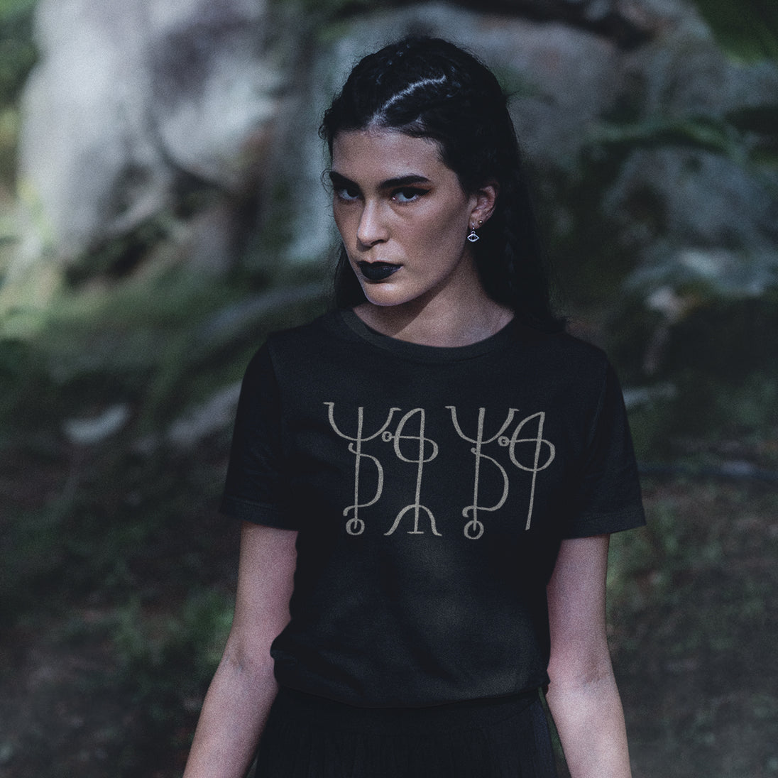 Wooman wearing black Draumstafir T-Shirt in grey print