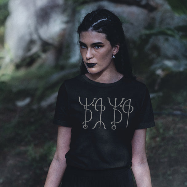Wooman wearing black Draumstafir T-Shirt in grey print