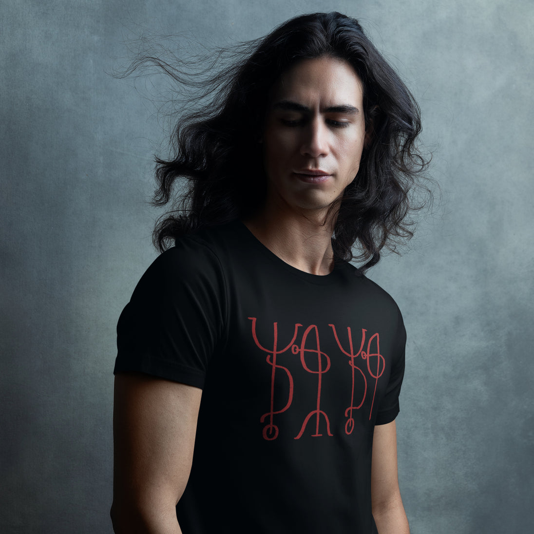 Man wearing black Draumstafir T-Shirt with red print